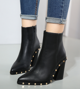 Rivet decoration pointed thick heel ankle boots